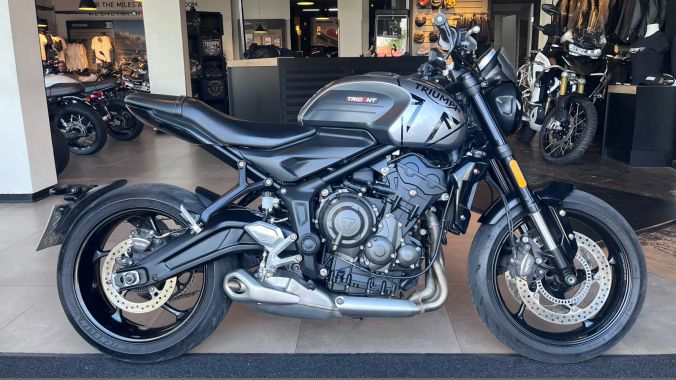 03 Triumph Trident 660