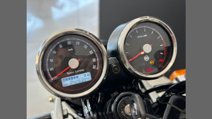 01 Royal Enfield Interceptor 650