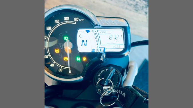 02 Triumph Scrambler 400 – 2025