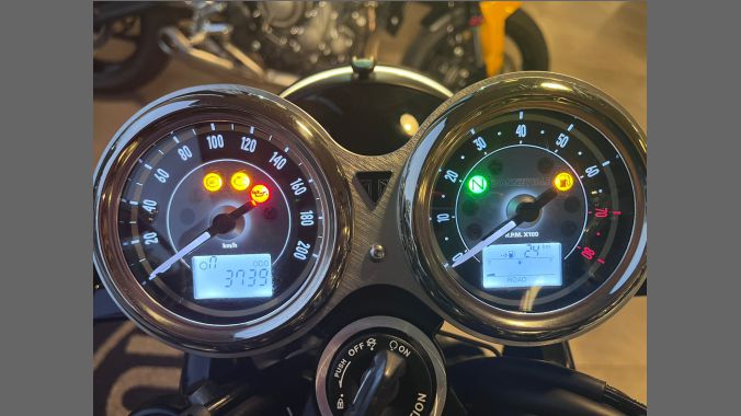 02 Triumph Bonneville T100